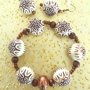 Lively Stones Accessories: Bracelet and earrings.